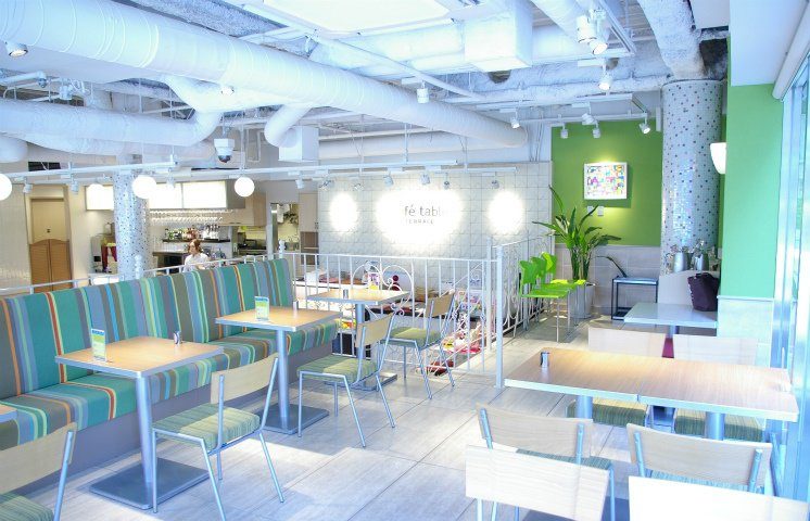 カフェテーブルテラス 表参道 二次会 パーティー 内観1 結婚式二次会 貸切会場を探す お祝金 ディズニー付 パーティーレーベル